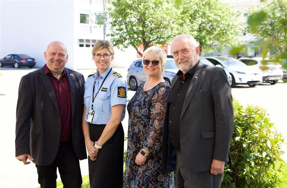 Politistasjonssjef Janne Garnes Nilsen (nummer to frå venstre) har klare råd til dei føresette. Nilsen står saman med ordførarane (frå venstre) Olav Myklebust (Sande), Lena Landsverk Sande (Vanylven), Bjørn Prytz (Herøy).Svein Arne Orvik