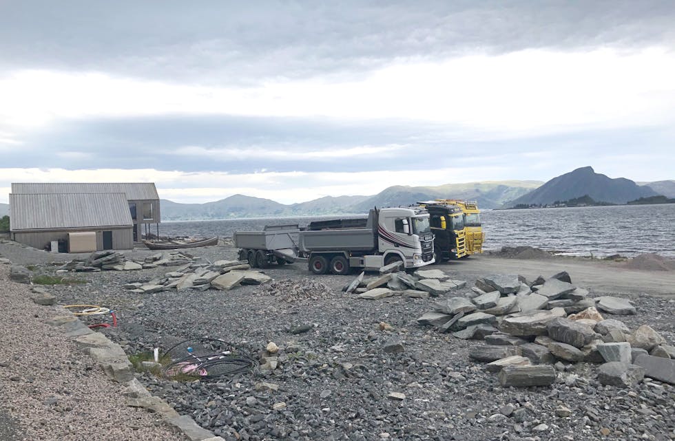STEIN PÅ STEIN: Dei første av mange lass med steinheller har kome fram til Klovningen på Hakallestranda. I tida framover vil det kome fleire lass, som skal finne sin plass i sherpatrappa opp til Kragsethornet.