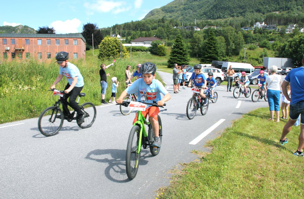 FULL FART: I siste runde gjekk beina fort på pedalane for alle. Fremst i bildet ser vi Georg Runshaug Vik i full konsentrasjon i løypa.