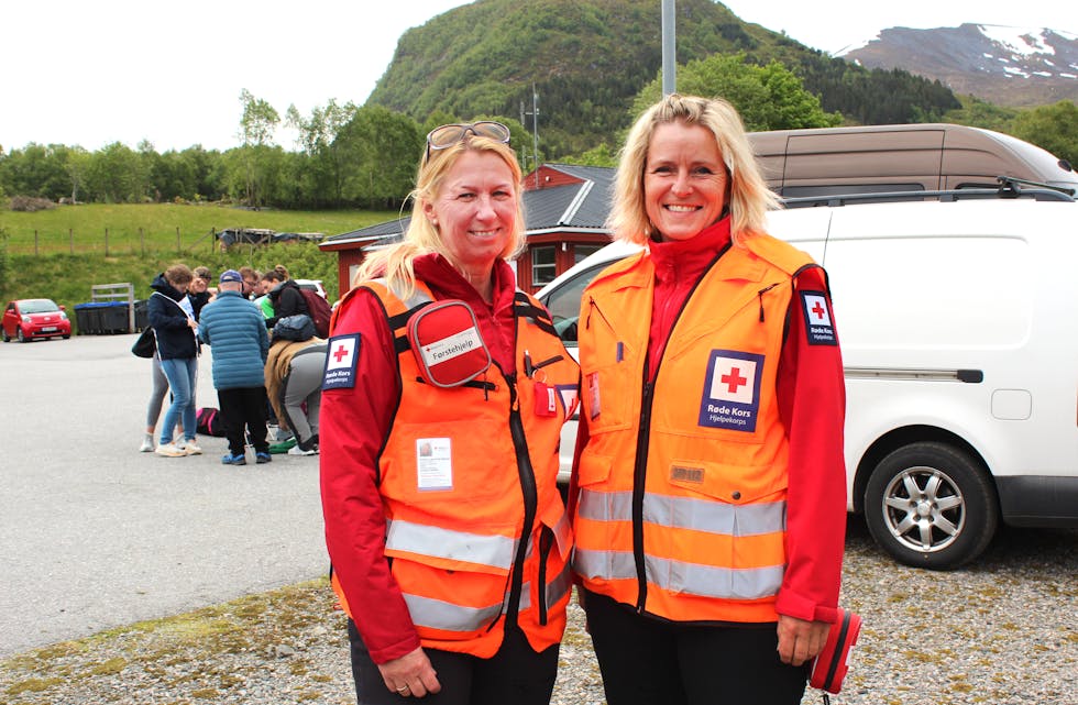 PÅ VAKT: Representantar frå politiet og Røde Kors er klare for å hjelpe til i sommar. Her ser vi Kristin Lauvstad Skjæren og Tone Drage Sørdal frå Vanylven Røde Kors, her på Monsiaden i juni i år. 