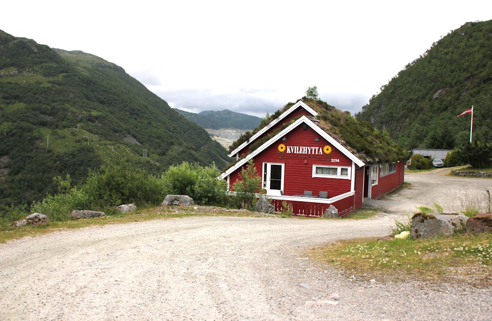 KVILEHYTTA ligg flott plassert, med god utsikt både ut over fjorden og innover dalane. 