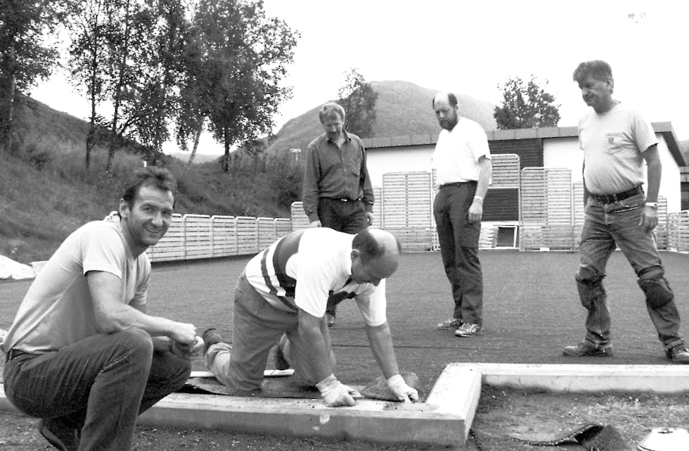 INNSPURT: Tysdag vart kunstgrasdekket lagt på ballbingen. Nærast Stig Rune Løvold, t.v, og Torgeir Breivik. Bak frå venstre: Jarle Hellebust, Randulf Lillebø og Per Asdal (montør frå Bingen AS.) Asdal drog tysdag til Sandsøya for å montere ein ballbinge der.