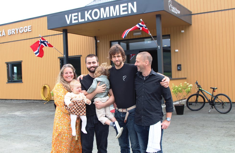 DRIVARAR: Gry Anett Fiska og Pål Dahl (t.h) hadde i høve opninga fått hjelp også av Pål sine søner, Aleksander og Martin, medan det vert nokre år til dei to minste på bildet er klare for å hjelpe til. Der i mot observerte vi at far til Pål, Henning, tok sin tørn i oppvasken utover dagen, slik at tre generasjonar var i sving.