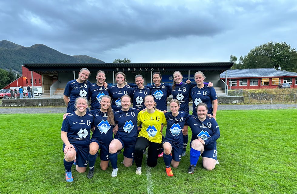 VANYLVEN FK DAMER: Damelaget gjekk på sitt andre tap på to kampar i haust borte for Emblem. Ingrid Therese Baade (oppe til venstre) stod for dei mørkeblå sine to skåringar. Her frå heimekampen mot Ørsta 2 tidlegare i haust.