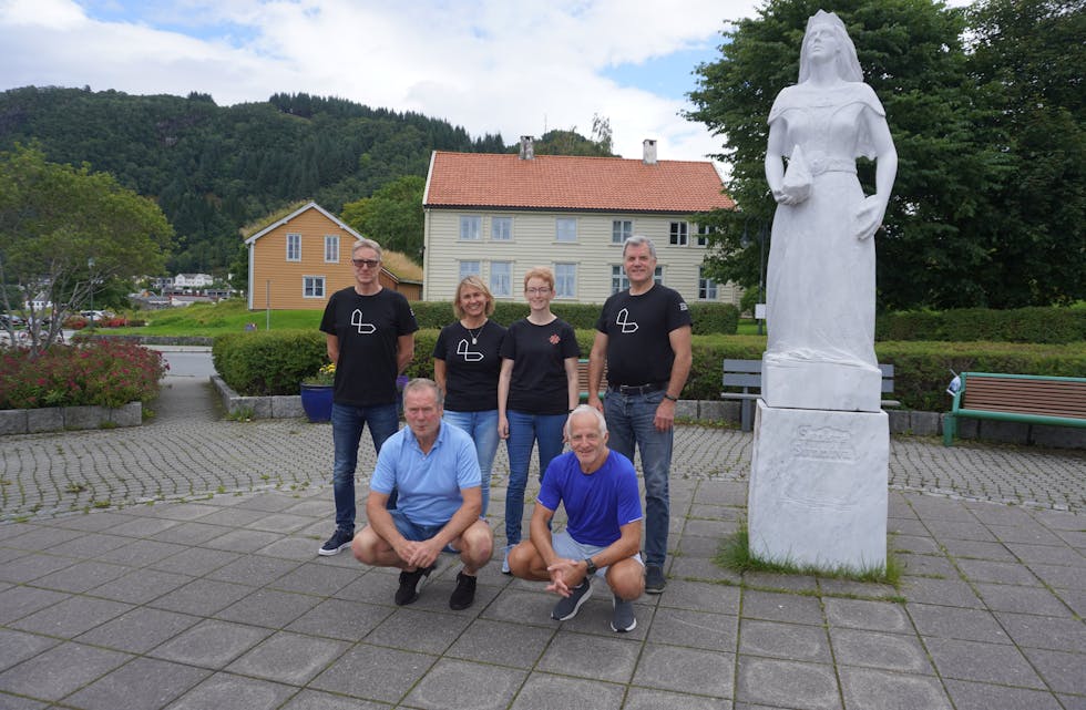 Laget bak Sunnivadagane: Kjell Magnar Flølo og Marilyn Osmundsvåg frå Vener av Selje Kloster, Belinda Fure frå Selje regionale pilgrimssenter og Vidar Dalsbø frå Vener av Selje Kloster. Framme f.v. Bjarne Krakereid frå Selje IL og John Arve Trandal, leiar i Sunnivakoret. Gjengen inviterer til Selje-helg med mykje på programmet. Vi møter dei i Selje og dei stiller villig opp for foto med to ting dei er særs stolte over - Prestegarden i bakgrunnen og Sunnivastatua til høgre. FOTO: Lars Myklebust