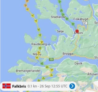 STOPP: "Falkbris" var på veg frå Åheim og sørover med last, då det brått sa stopp ved Kalvågen i natt. 