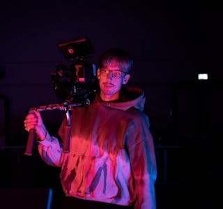 HOVDEVIK FILM: Fredrik Hovdevik har jobba frilans med innhaldsproduksjon ved sidan av studiane. No har han byrja for fullt.