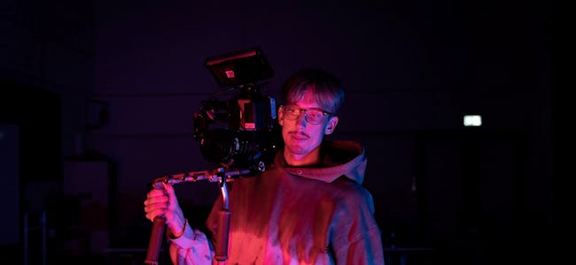 HOVDEVIK FILM: Fredrik Hovdevik har jobba frilans med innhaldsproduksjon ved sidan av studiane. No har han byrja for fullt.