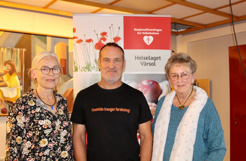 VIKTIG ARBEID: Leiar i Ytre Søre Sunnmøre Demensforeining, Kjersti Hasund, Nils Jarle Sætre og leiar i Demensforeininga i Vanylven, Aud Bodil Løvoll, brenn alle for arbeidet med det viktige temaet demensarbeid og forsking kring denne sjukdomen.