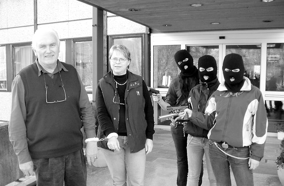 KIDNAPPING: Frå venstre ser vi oppvekstsjef Jon Arne Lillebø, lønsansvarlig i Vanylven kommune Sigrid Marie Lillebø og dei tre kidnapparane med finlandshette, frå venstre Malin Oterhals, Ina Sandnes Eikrem og Caroline Ekremsæter.