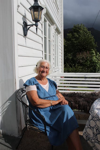JUBILANT: Reidun-Julie Ravn Støvreide fyller 90 år i dag, men har allereie på førehand feira 90-års dagen sin på Åheim i sommar, saman med familien sin som ho er så glad i.

