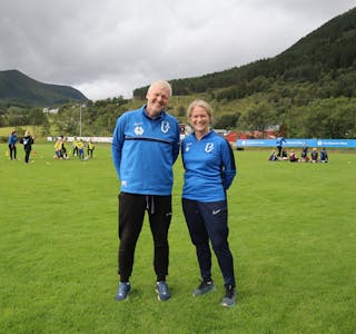 NOMINERT: Ole Per Kragset er nominert til Årets Fotballfrivillig 2023. Her avbilda på årets fotballskule, saman med Karen-Birte Bjørlykke. 