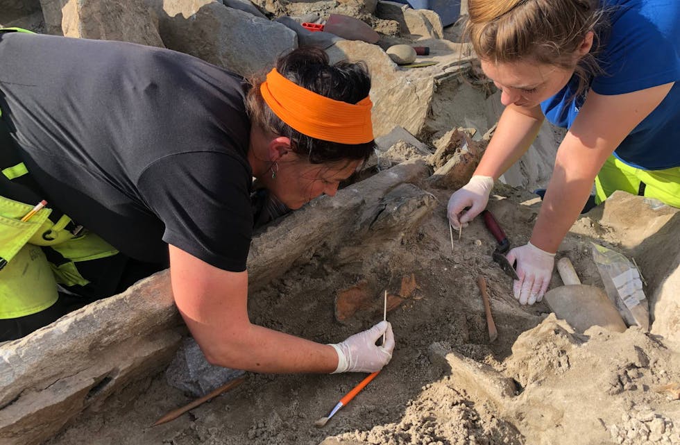 NØYSOMMELEG ARBEID: Her ser vi arkeologar grave ut den gamle hotelltomta i Selje. FOTO: Universitetsmuseet, UiB