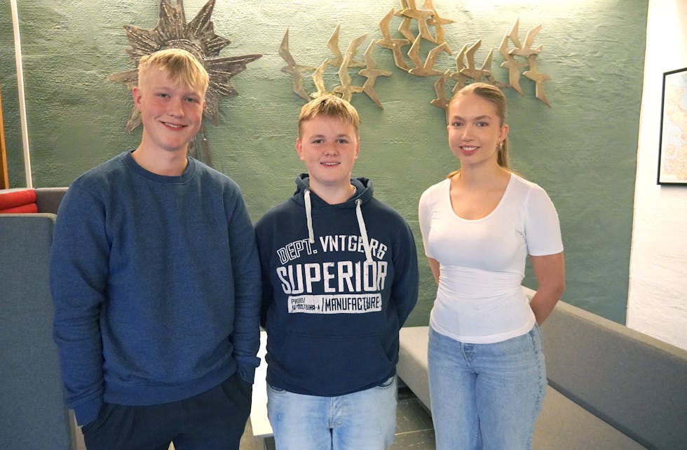GJENNOMFØRT: Det vart fem poeng for Åheim skule i årets Klassequiz. Fv. Mathias Einar Landsverk Sande, Egil Mathias Sjåstad Solheim og Silje Menes Slagnes ved Åheim barne- og ungdomsskule.