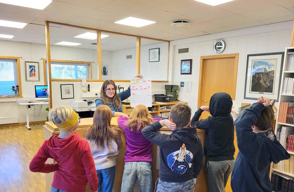 Fjerde klasse på besøk i redaksjonen til Synste Møre. Tanja Thunem viser fram avisoversikt for neste avis.