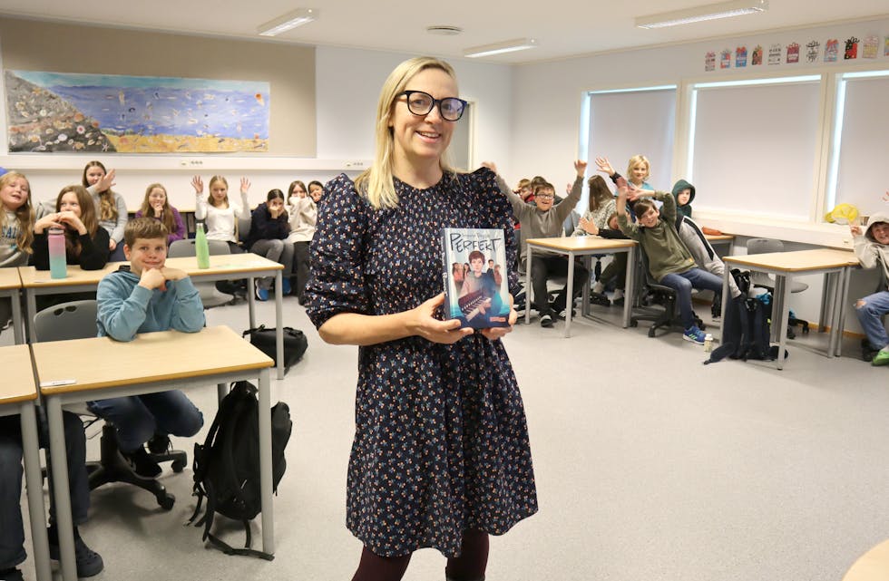 FORFATTARBESØK: Barnebokforfattar Ingunn Røyset frå Hareid og boka «Perfekt» var på besøk hos 5.-6. og 7.-klasse ved Fiskå skule i dag.