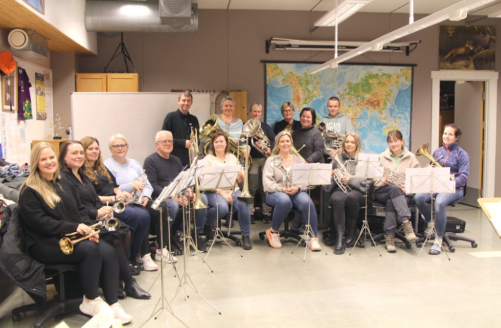 SOM FØNIX OR ASKA: Åheim musikkorps på si andre øving etter å ha vorte blese liv i att. Frå venstre sitjande: Celine Endal, Sara Berget Bøstrand, Ingunn Rønnestad, Sigrid Marie Lillebø, Johan Aasen, Heidi Endal, Silje Bjørneset Hellebust, Renate Hatlegjerde, Ingvill Lillebø Slettestøl, Lisa Mari Berge. Bak: Jan Ove Vik, Ingunn Hanebrekke Endal, Kari Orheim, Mette Osnes Kriken, Kristin Otneim Aarsnes, Hans Aarsnes,.