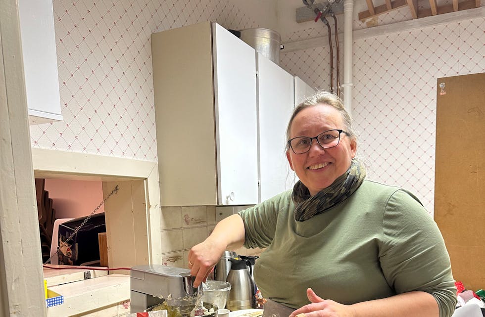 PÅ BAKROMMET: Hanne-Grethe Sighaug har sett i gang med å lage smørjelse til smørjarane. Mest margarin, ganske mykje sukker og ei teskei kanel, skal vi tru oppskrifta.