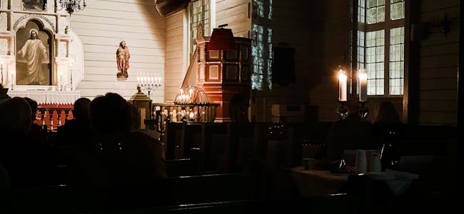 Orgelspelet kunne nytast til eit kyrkjerom opplyst mest av levande stearinlys, og til musikken kunne ein også nyte julekaker og kaffi. 