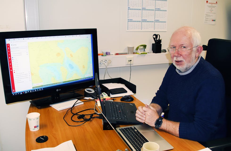 VINDTURBINAR: Tor Inge Nygård kommenterer NVE sine kart over område som egnar seg for vindkraftutbygging. FOTO Arild Skorge