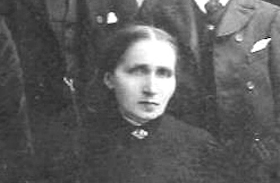 AMUNDIA OLSDATTER SANDE f. Hovden (1853-1940) har i dag ingen namnesøstrer i følgje SSB. Ho har mange etterkommarar, også i Vanylven.