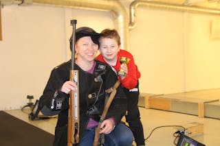 NØGDE: Både Elisabeth Holen og sonen Thomas skaut sitt første stemne og var nøgde med innsatsen. 
