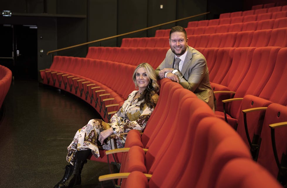 Husvert Kari Myklebust Hjelmeland og operahusleiar og kultursjef Geir Holmen er både stolte og forventingsfulle.