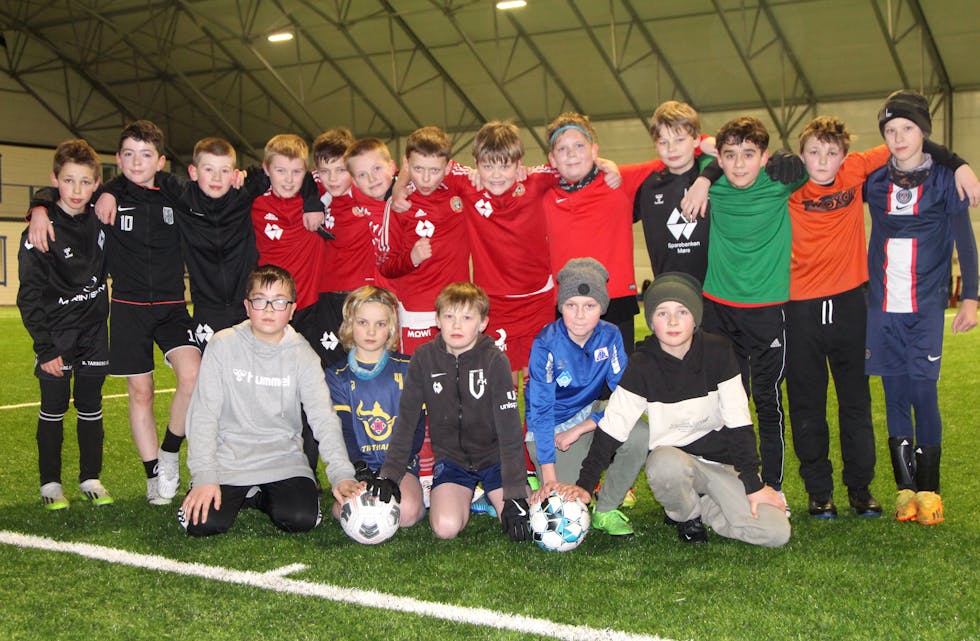 MOTIVERTE: Det var kjekt å kome i lag med andre på fotballsamling, synst denne gjengen med spelarar frå Bergsøy, Moltustranda/Tjørvåg/Gurskøy, og fremst dei fem vanylvingane, f.v: Aleksander Krokvik, Brage Botnmark, Javid Marholm Rønnestad, Sondre Hellebust og Oliver Ekremsæter.