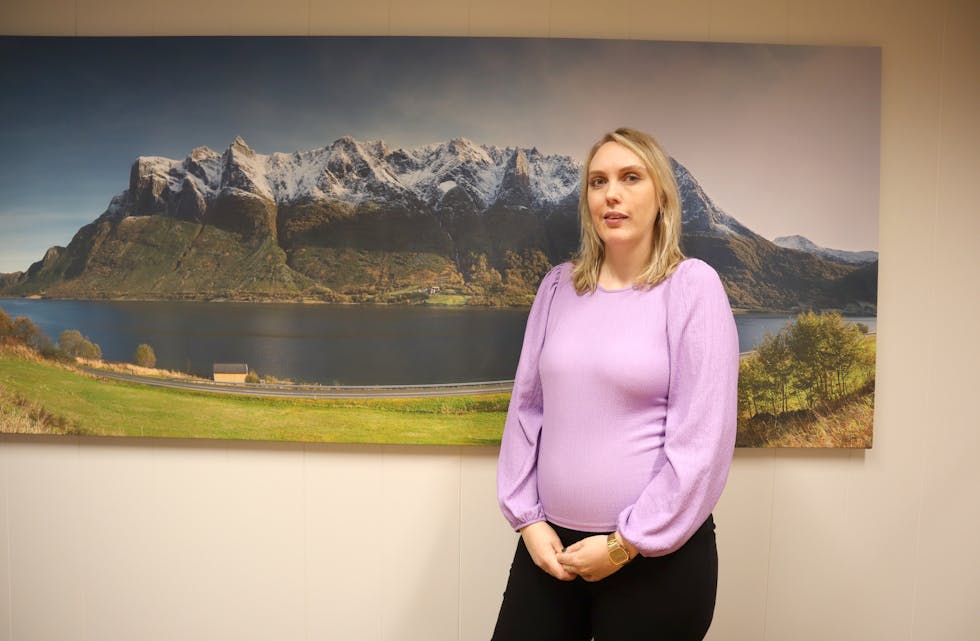 KRITIKKVERDIG: For over ein månad sidan gjekk Vanylven kommune inn i ein avtale med Sande kommune om jordmortenester for gravide i Vanylven i Larsnes. Malin Bentsen er ein av dei som vert påverka, og peikar på at auka reiseveg kan vere ei utfordring i svangerskapet, men reagerer mest på manglande informasjon frå kommunen.