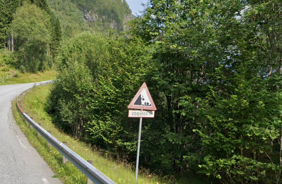 Ved Kroknesbrua nord for Aksneset er det skilta rasfare.
