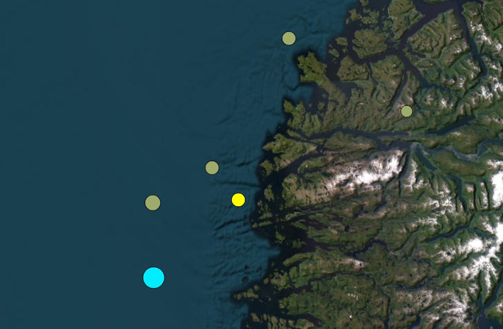Skjelvet tysdag morgon er markert med stor blå sirkel.
