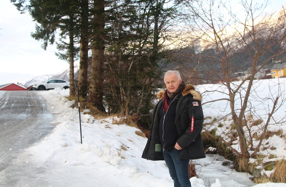 MEIR PARKERING: No er det plass til fire-fem bilar på toppen, der vi mellom anna ser Moen sin kvite bil. Ved å legge elva bak ryggen hans i røyr og fylle på masse, ser Moen føre seg å kunne få til mange parkeringsplassar vidare nedover mot der han står.