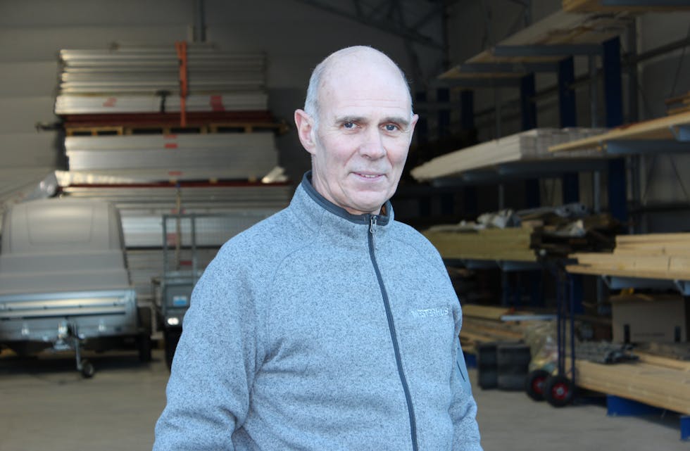 GÅR GODT: Dagleg leiar Bjarne Vik i Vik Bygg & Trelast AS seier bedrifta ikkje merkar spesielt mykje til nedgangstidene i bransjen. Ikkje enno i alle fall.