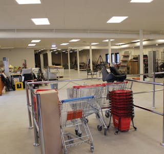 OPPUSSING: Slik ser butikklokalet ut når Synste Møre er på besøk. Trappa ned til den noverande Byggmix-butikken ser ein til venstre.