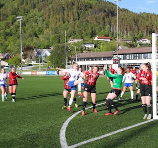 KLART: Samarbeidslaget Selje/Åheim skal igjen spele i 3. divisjon Sogn og Fjordane. Her frå Nordfjordsderbyet på Selje idrettspark mot Hornindal i 4. divisjon på Sunnmøre i 2022.