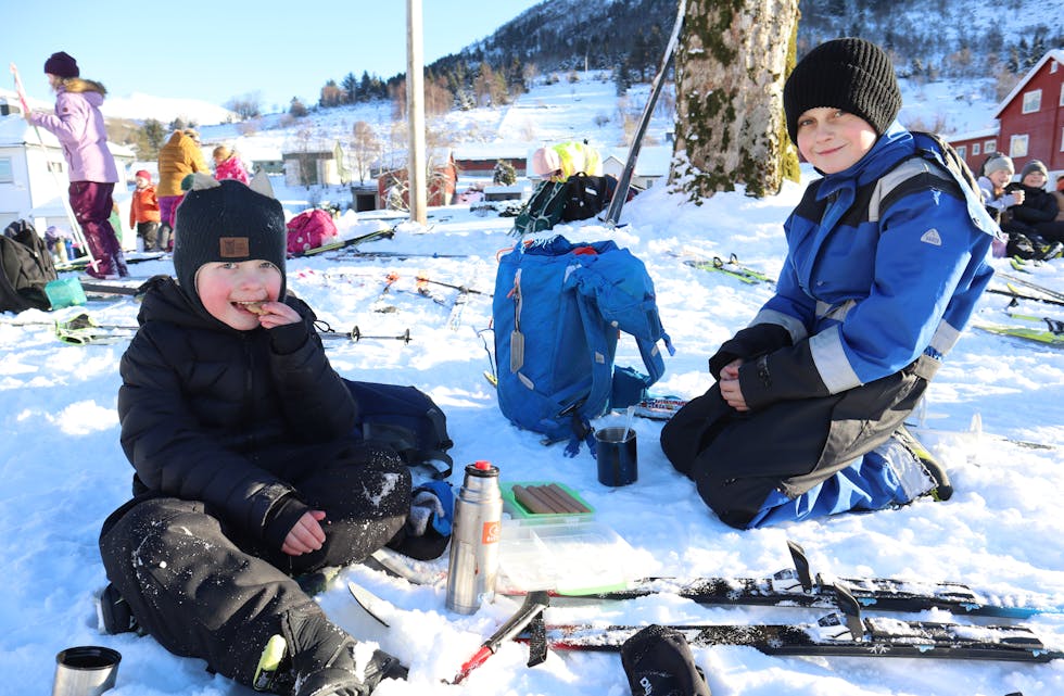 TOMMEL OPP: Kasper Sætre Thorsrud (t.v.) og Daniel Lade syns det var bra at skulen laga til skidag, og hadde allereie rukke fram til Sørdalsvatnet før matpausen.  
