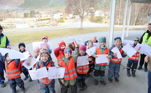 SJÅ HER! Skulestartarane ved Solsikka barnehage var innom for å levere påsketeikningar til avisa. Tusen takk!