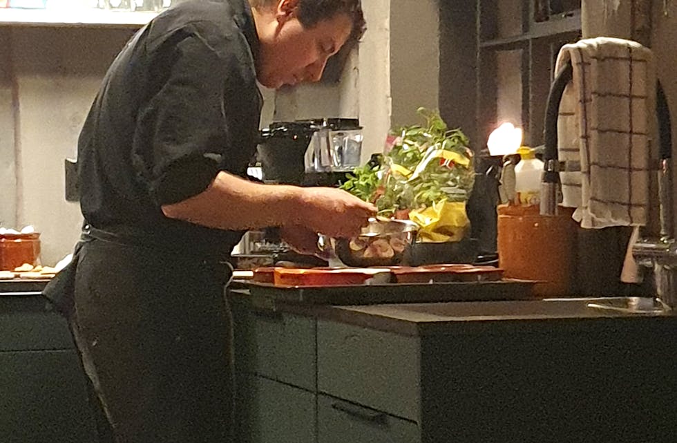 LOKALE RÅVARER: TunheimsFjørå lokkar til sju-retters middag til tolv personar, med fokus på lokale råvarer, i det nyrenoverte Grisehuset.
Raymondas Taurasevicius er kokk.