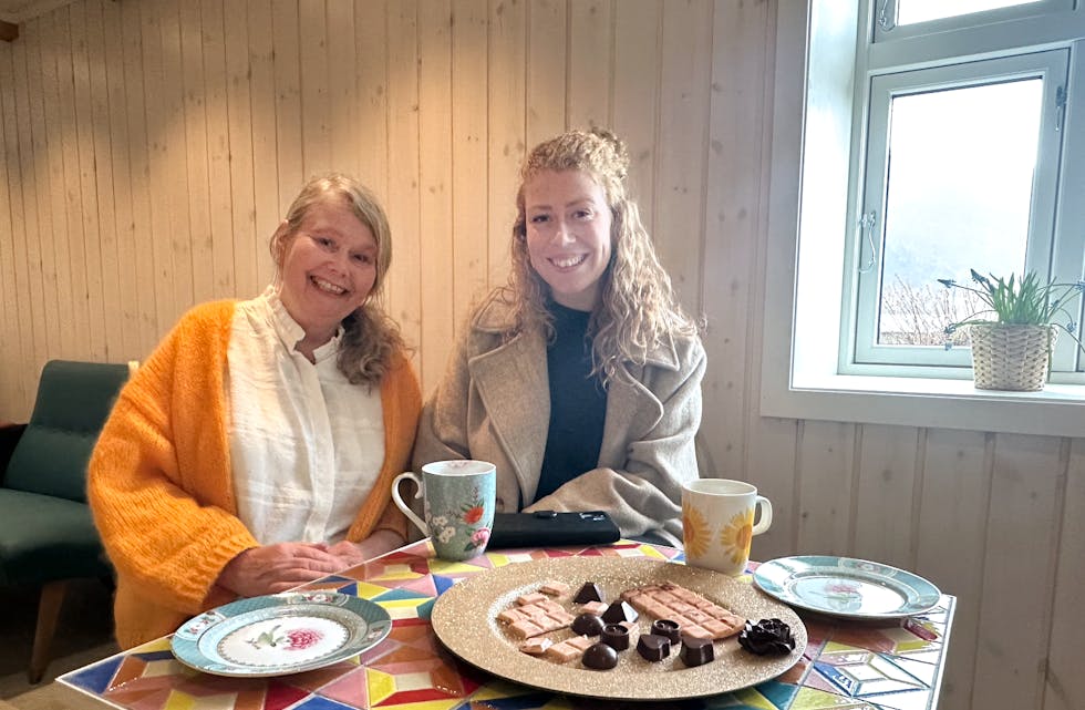 INVITERER HEIM: Anne-May Holsæter og dottera Isaia Contreras Holsæter byr på lokalprodusert sjokolade og kaffi når vi er på besøk. Anne-May skryt av dei mange gode hjelparane ho har fått i naboar og gode handverkarar etter at ho kom til Eidså. God hjelp har ho også i dottera som har hjelpe henne med nettside og design av emballasje når ho var på besøk denne gongen.