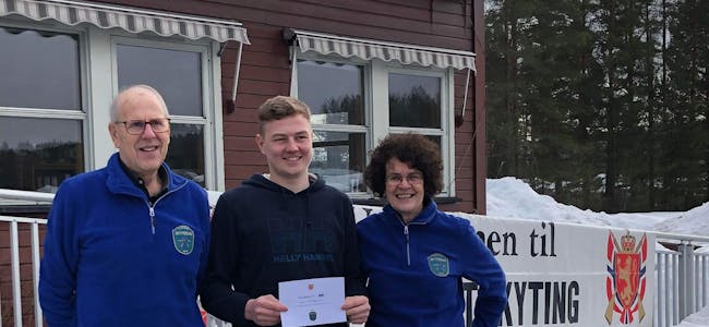 GÅVEKORT: I tillegg til premie i renna under NM i skifelt, fekk Isak Berget prisen som beste mannlege deltkar under 20 år. Her med nokre av arrangørane, som overga gåvekort til Berget. 