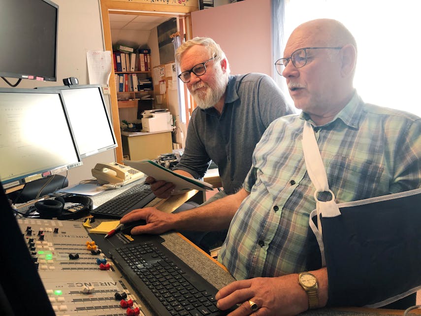 Vidar Parr (t.v.) og Paul Sundnes frå Bygderadio Vest i arbeid med eit radioprogram. FOTO: Privat