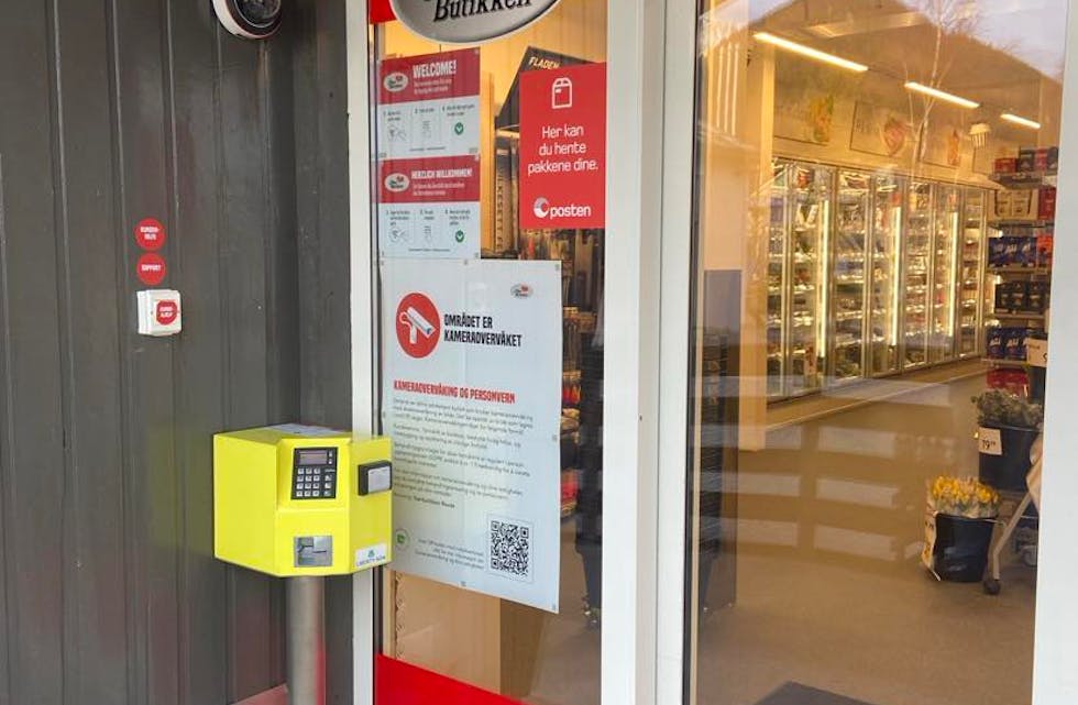 BOKS: Med bankkort og kode på den gule boksa på biletet, kan ein no kome seg inn på den døgnopne Nærbutikken på Rovde.