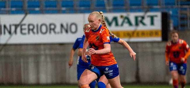 DOBBEL: Amalie Ervik Røys og AaFK Fortuna 2 fekk ein pangstart på årets 3. divisjon. Syvdingen var sentral med sine to scoringar. Biletet er frå ein tidlegare kamp.