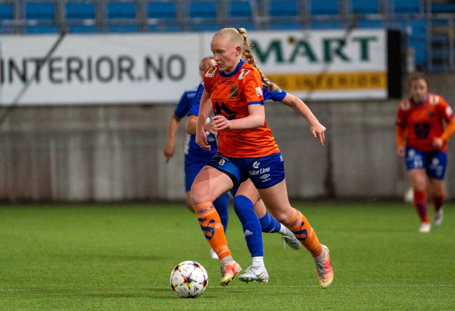 DOBBEL: Amalie Ervik Røys og AaFK Fortuna 2 fekk ein pangstart på årets 3. divisjon. Syvdingen var sentral med sine to scoringar. Biletet er frå ein tidlegare kamp.