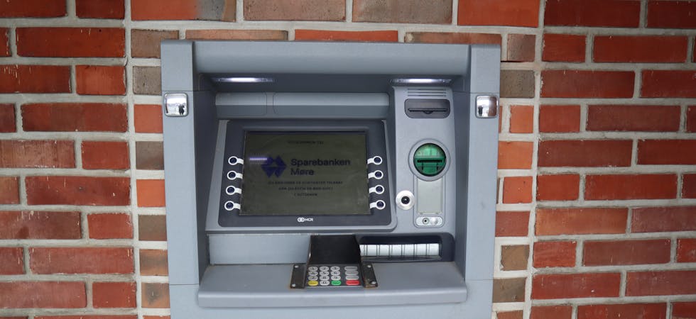 BLIR VERANDE: Minibanken, som er lokalisert hos Sparebanken Møre på Fiskå vert verande. Det same gjeld innskotsautomaten som ein finn like ved.