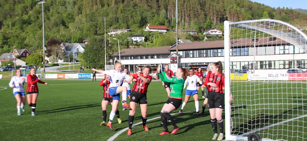 POENGDELING: Eitt poeng til kvart av laga vart fasiten då Selje/Åheim sitt damelag serieopna søndag. Her frå nordfjordsderbyet på Selje idrettspark mot Hornindal i 4. divisjon på Sunnmøre i 2022.