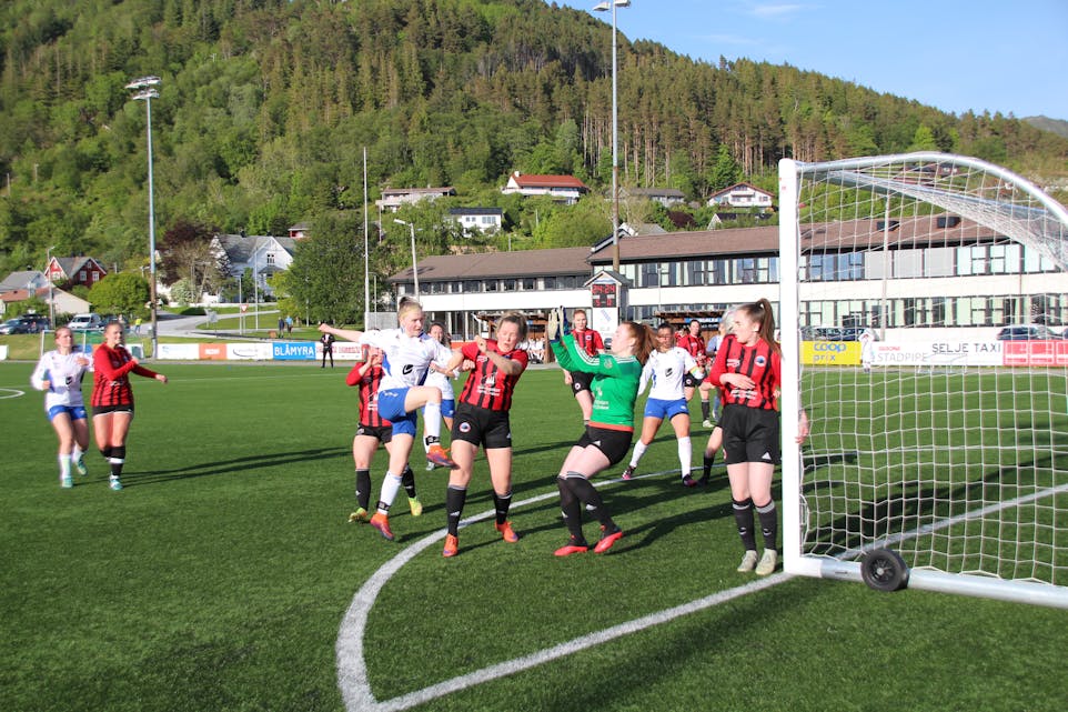 POENGDELING: Eitt poeng til kvart av laga vart fasiten då Selje/Åheim sitt damelag serieopna søndag. Her frå nordfjordsderbyet på Selje idrettspark mot Hornindal i 4. divisjon på Sunnmøre i 2022.