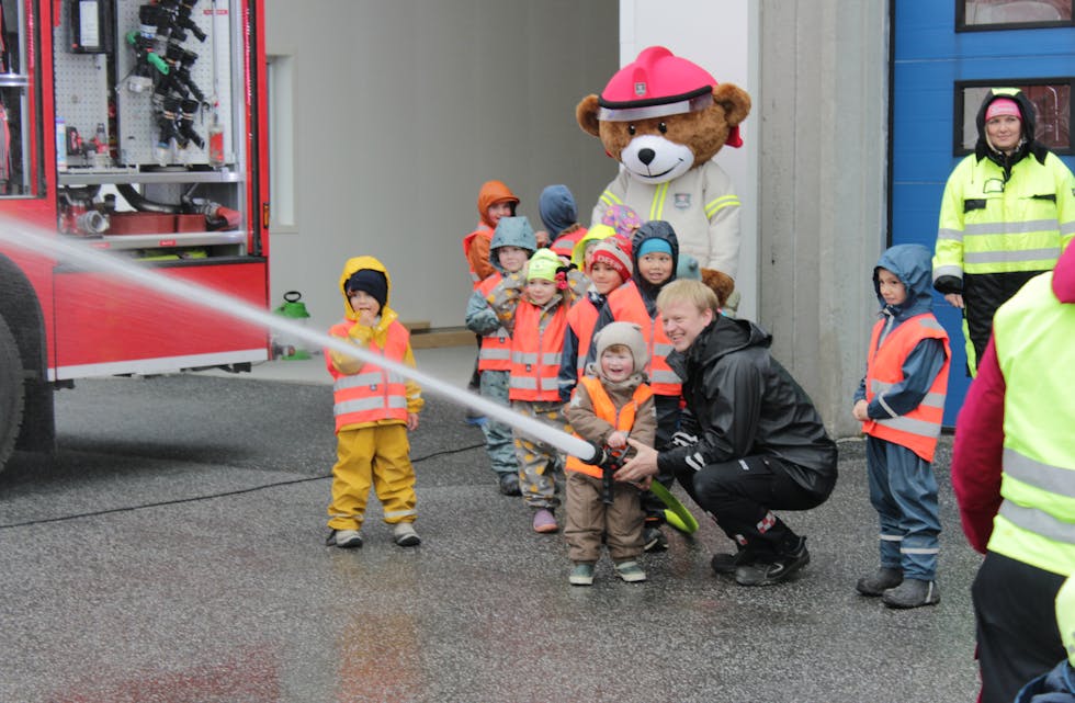 SLØKKING: Solsikka barnehage besøkte brannstasjonen måndag, i samband med brannveke i barnehagen. Stor stas å få prøve brannslangen. 