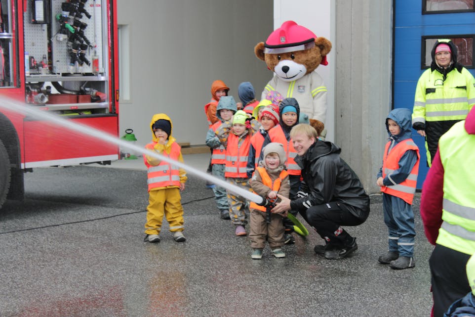 SLØKKING: Solsikka barnehage besøkte brannstasjonen måndag, i samband med brannveke i barnehagen. Stor stas å få prøve brannslangen. 