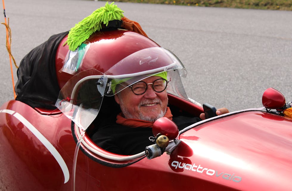PÅ TUR: I si firhjuls sykkelvogn har Rainer Bukowski mange lange turar bak seg, og seier seg ikkje redd langs vegen, sjølv om dei lengste tunnelane kan vere litt ekle.